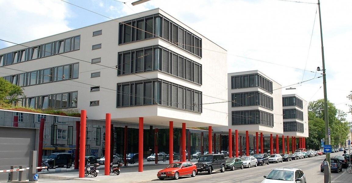 Gebäude mit parkenden Autos davor